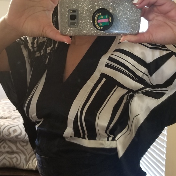 👚Cute Banded Waist BEBE Top👚 - Picture 3 of 4